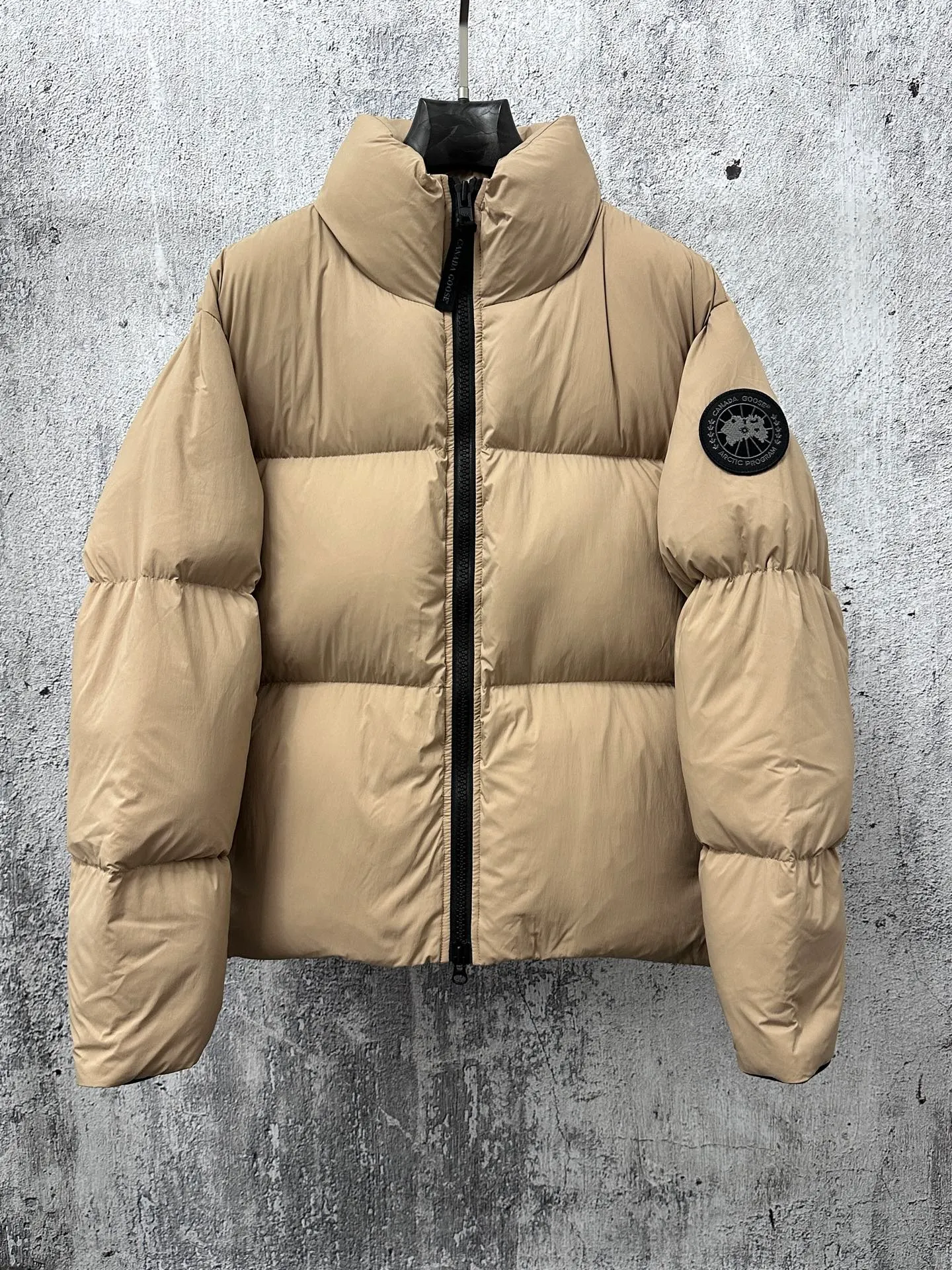 P840 【Canada gooes】Large Goose Sleeve Stand Collar Down Jacket Lawrence down jacket provides basic protection for daily adventures. Delicately soft fabric, this is a water-repellent fabric that is soft to the touch yet durable. Filled with extremely fluffy white duck down. This piece has a quilted body and structured down. Padded collar and reflective double-stripe grip tape. Extended hem and tucked-in inner rib-knit cuffs. Size: XS-2XL